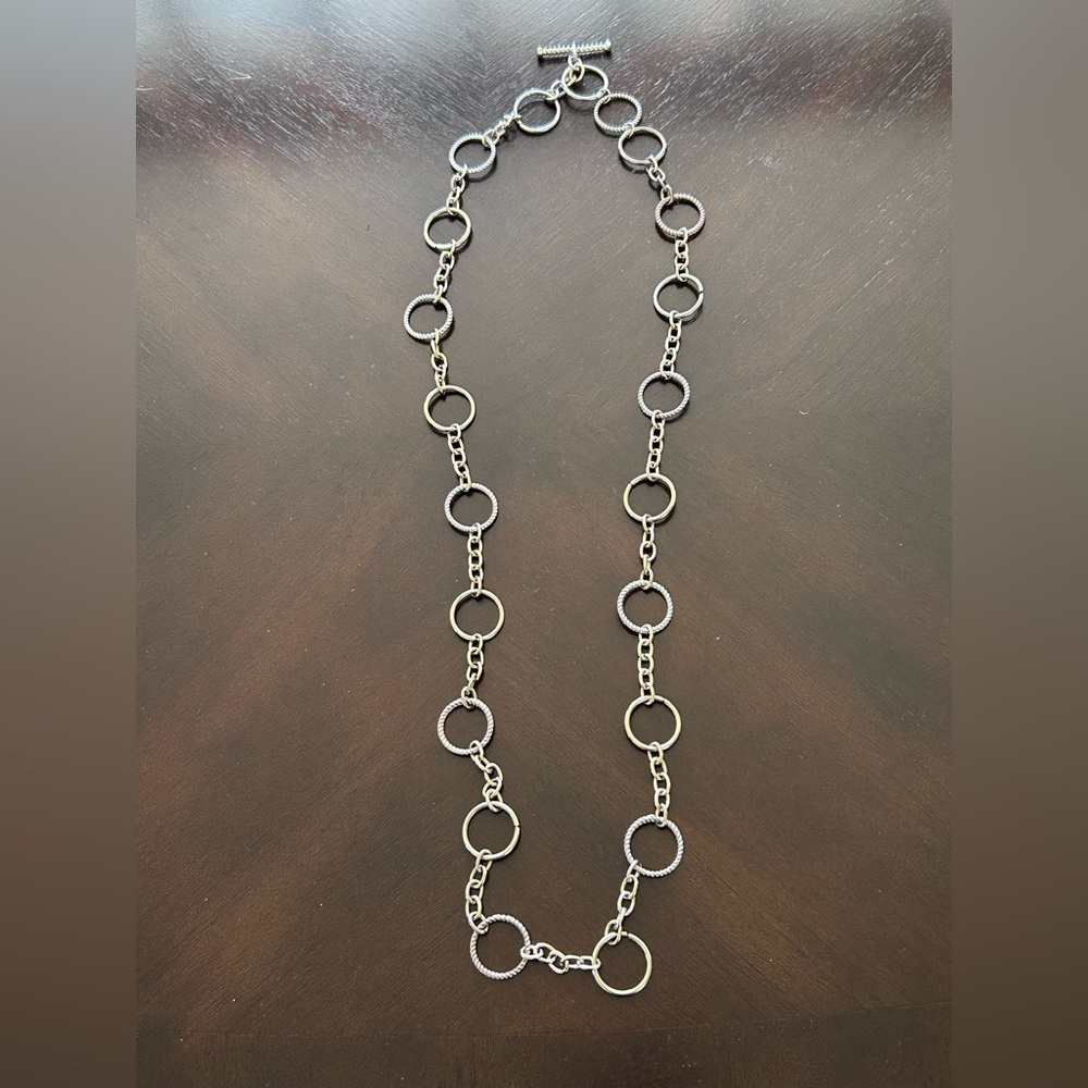 Elegant Silver/Gold coloured necklace.